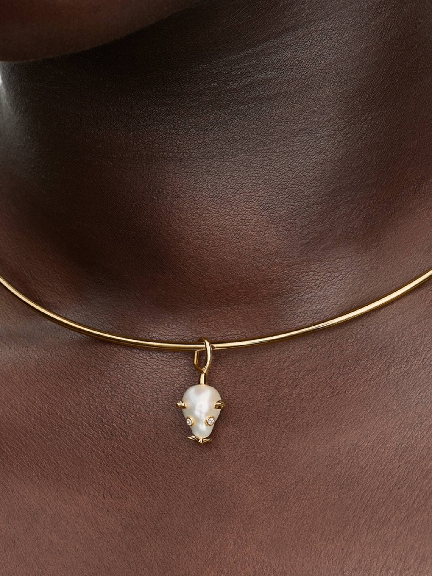 Charm Pendant Souris et Perle de Culture d’Eau Douce Traitée Baroque Doré