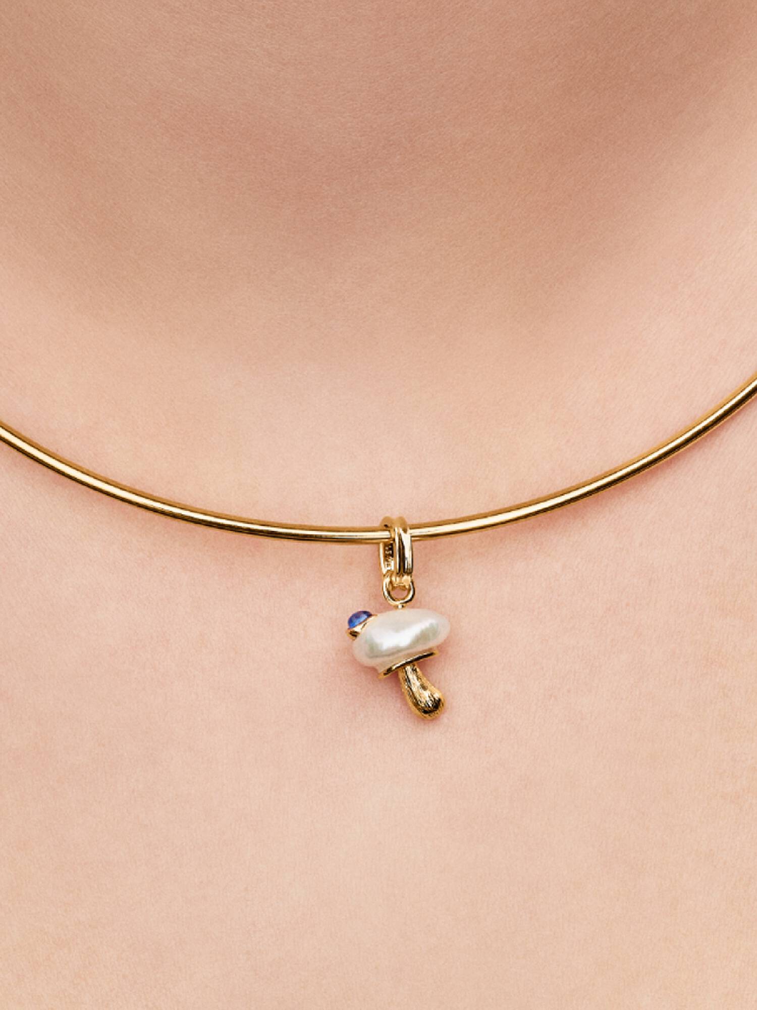 Charm Pendant Champignon et Perle de Culture d’Eau Douce Traitée Baroque Doré