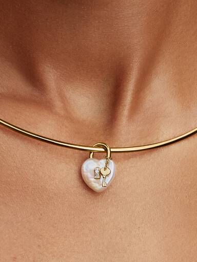 Charm Pendant Cadenas et Perle de Culture d’Eau Douce Traitée Baroque Doré