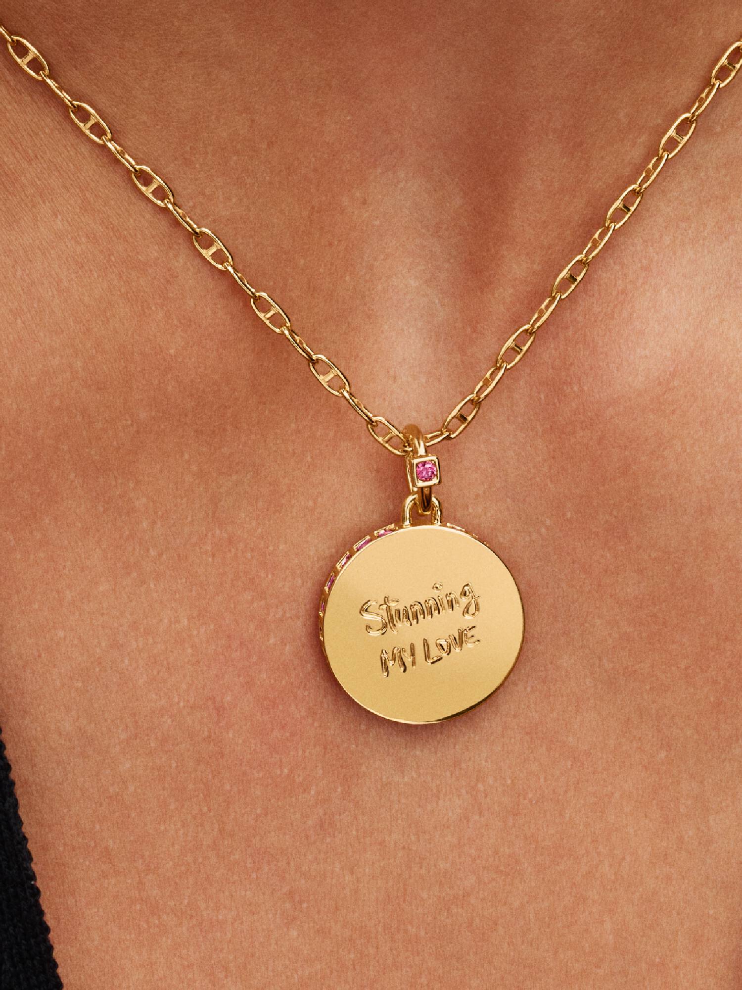 Charm Médaillon Mère du Maquillage Doré Pat McGrath