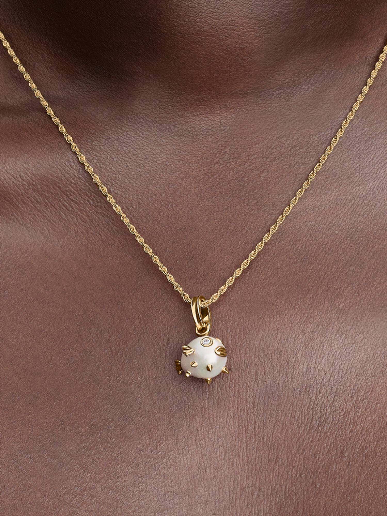 Charm Pendant Poisson-Globe et Perle de Culture d’Eau Douce Traitée Baroque Doré
