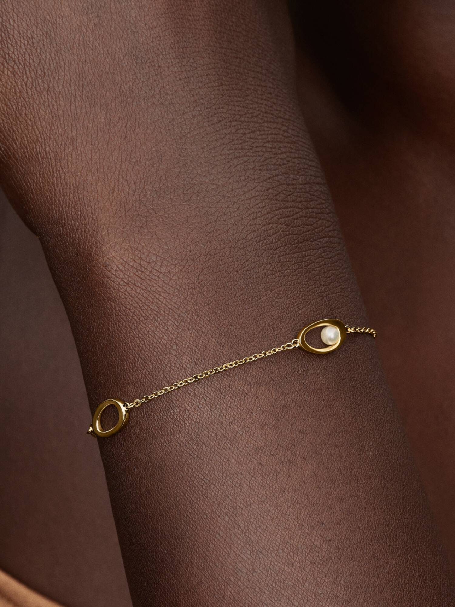 Bracelet Ovales Organiques et Perle de Culture d’Eau Douce Traitée Doré