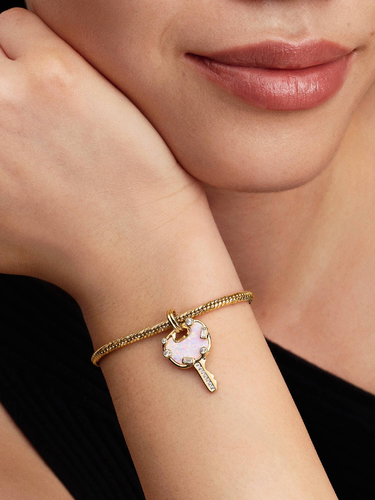 Grand Charm Pendant Clé Love Rose Opalescent Doré