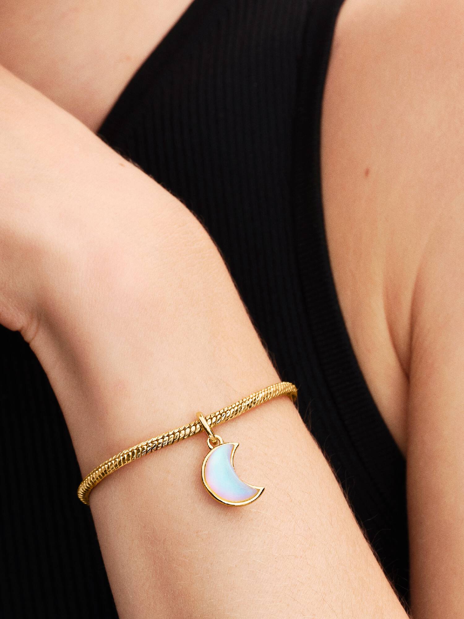 Charm Pendant Croissant de Lune Scintillant Doré