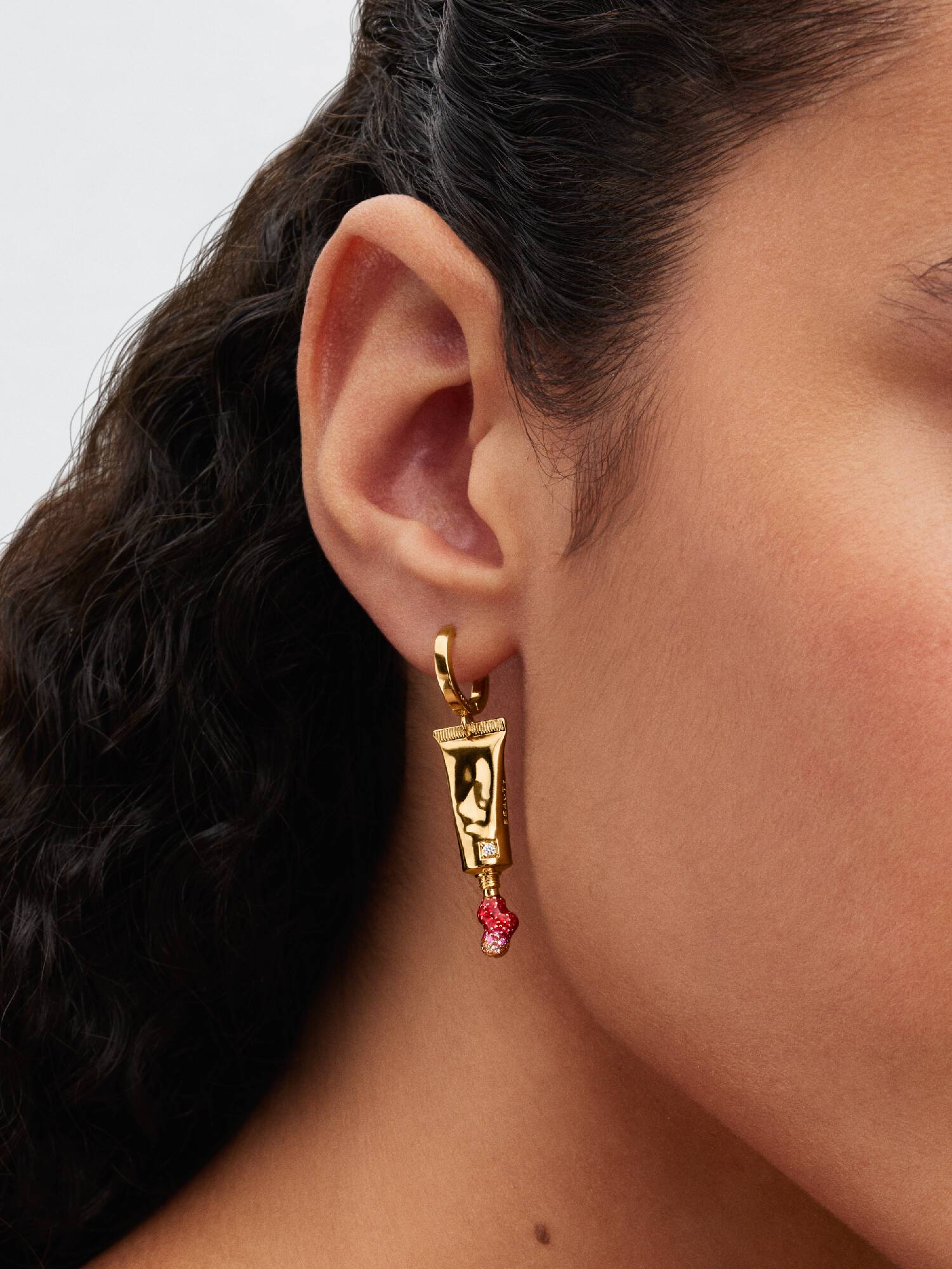 Pendant d’Oreille Tube de Maquillage Doré Pat McGrath