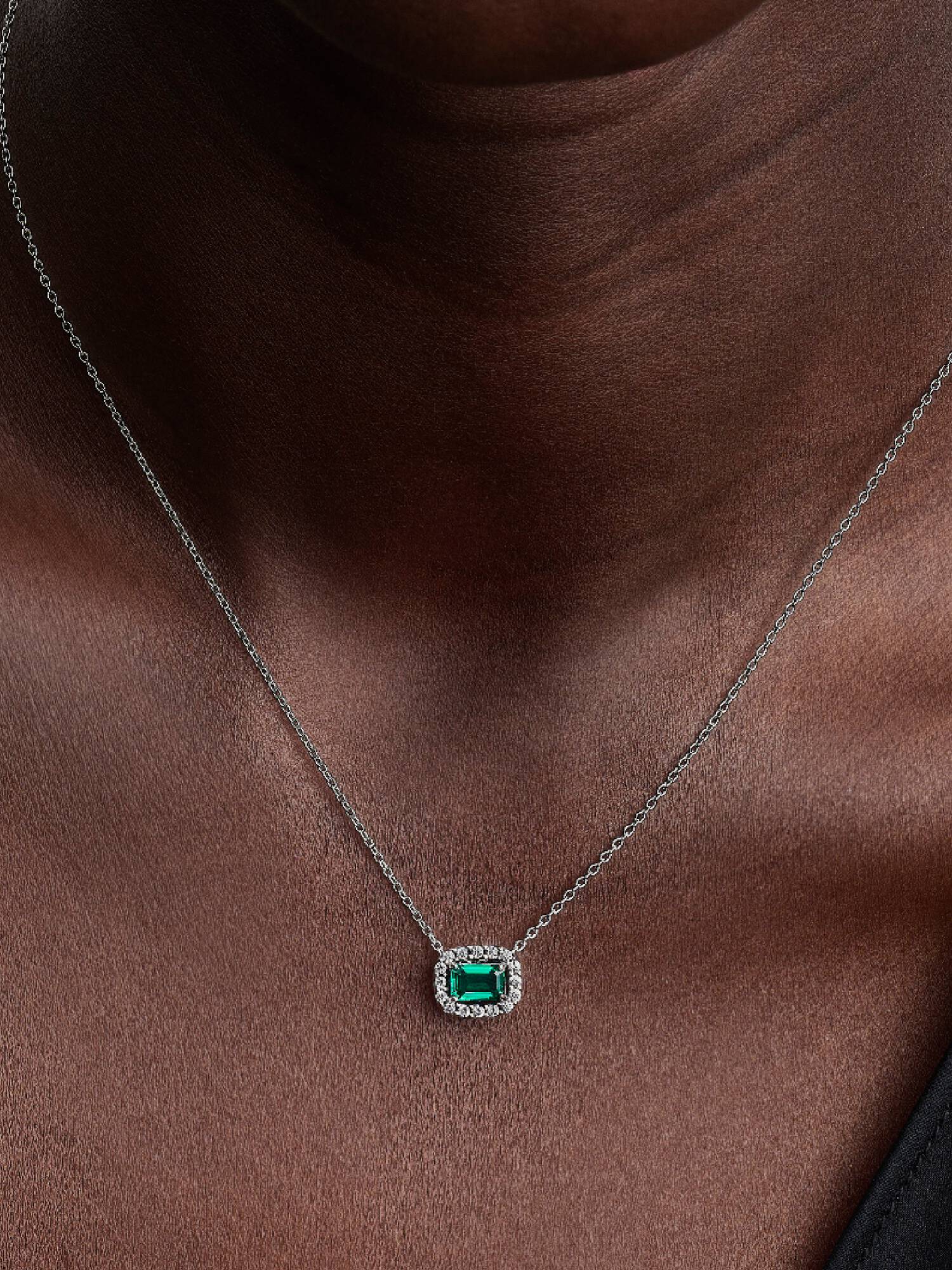 Collier avec Pendentif Halo Vert Scintillant Rectangulaire
