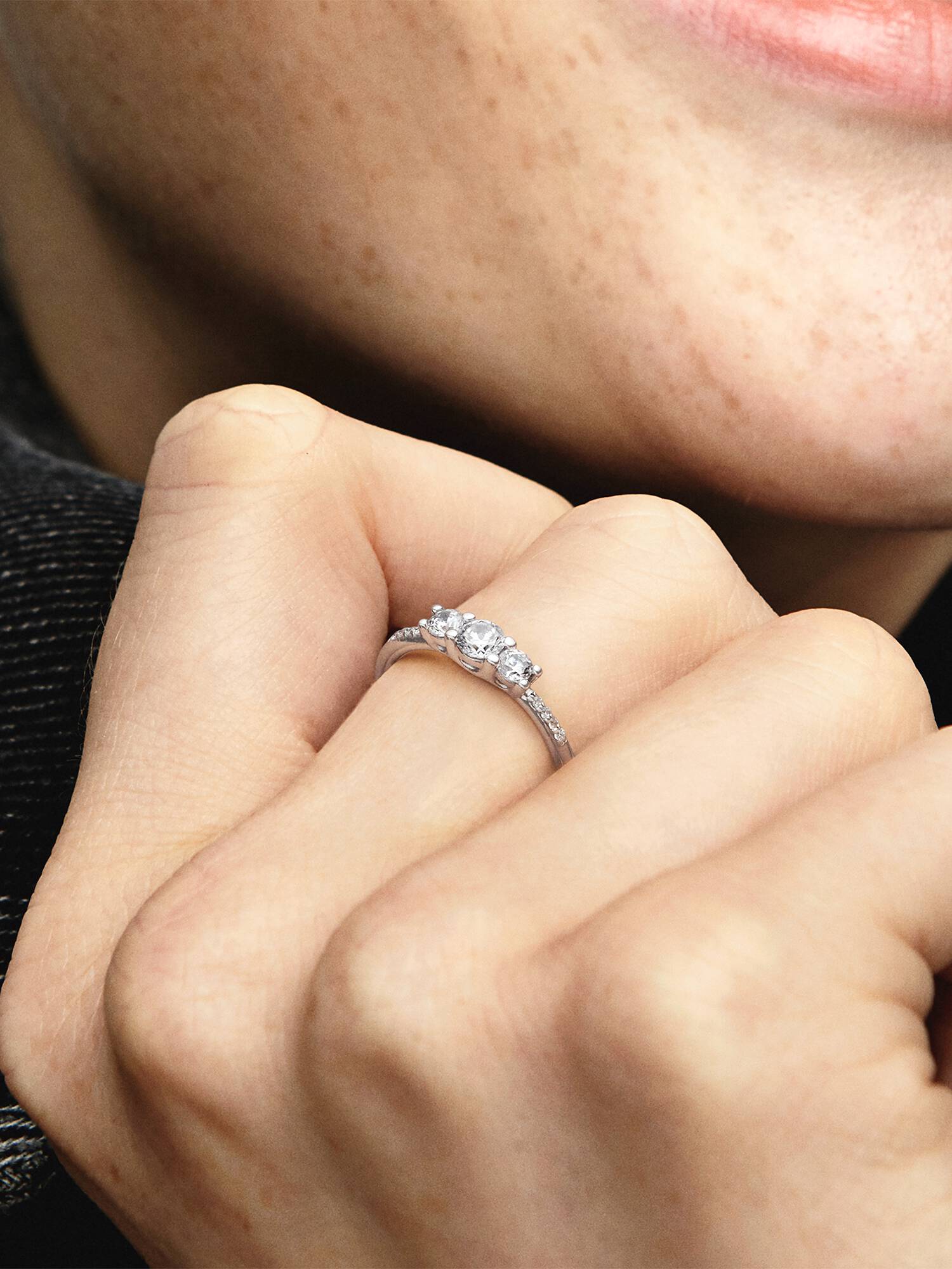 Bague trois pierres rondes