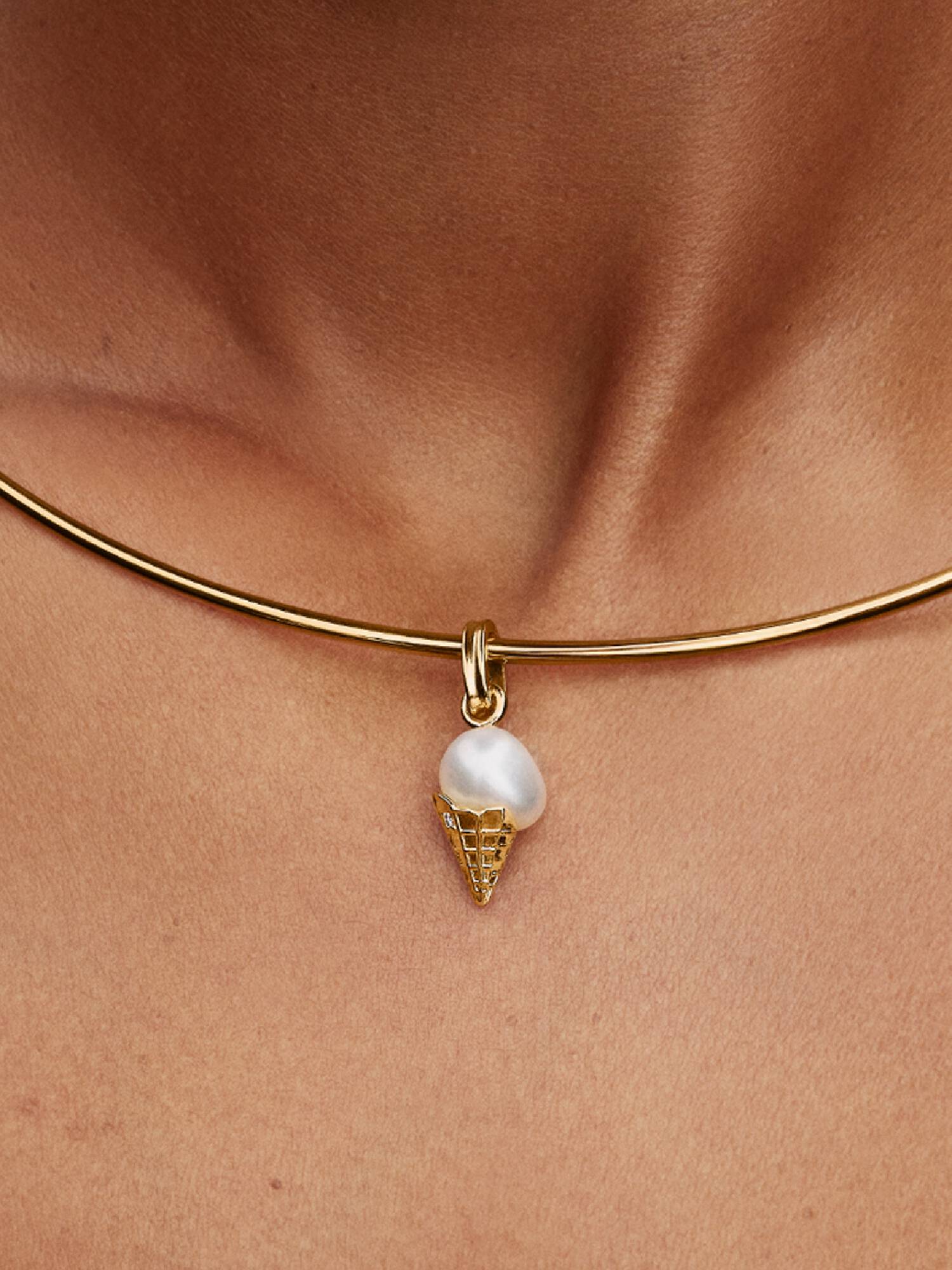Charm Pendant Crème Glacée et Perle de Culture d’Eau Douce Traitée Baroque Doré
