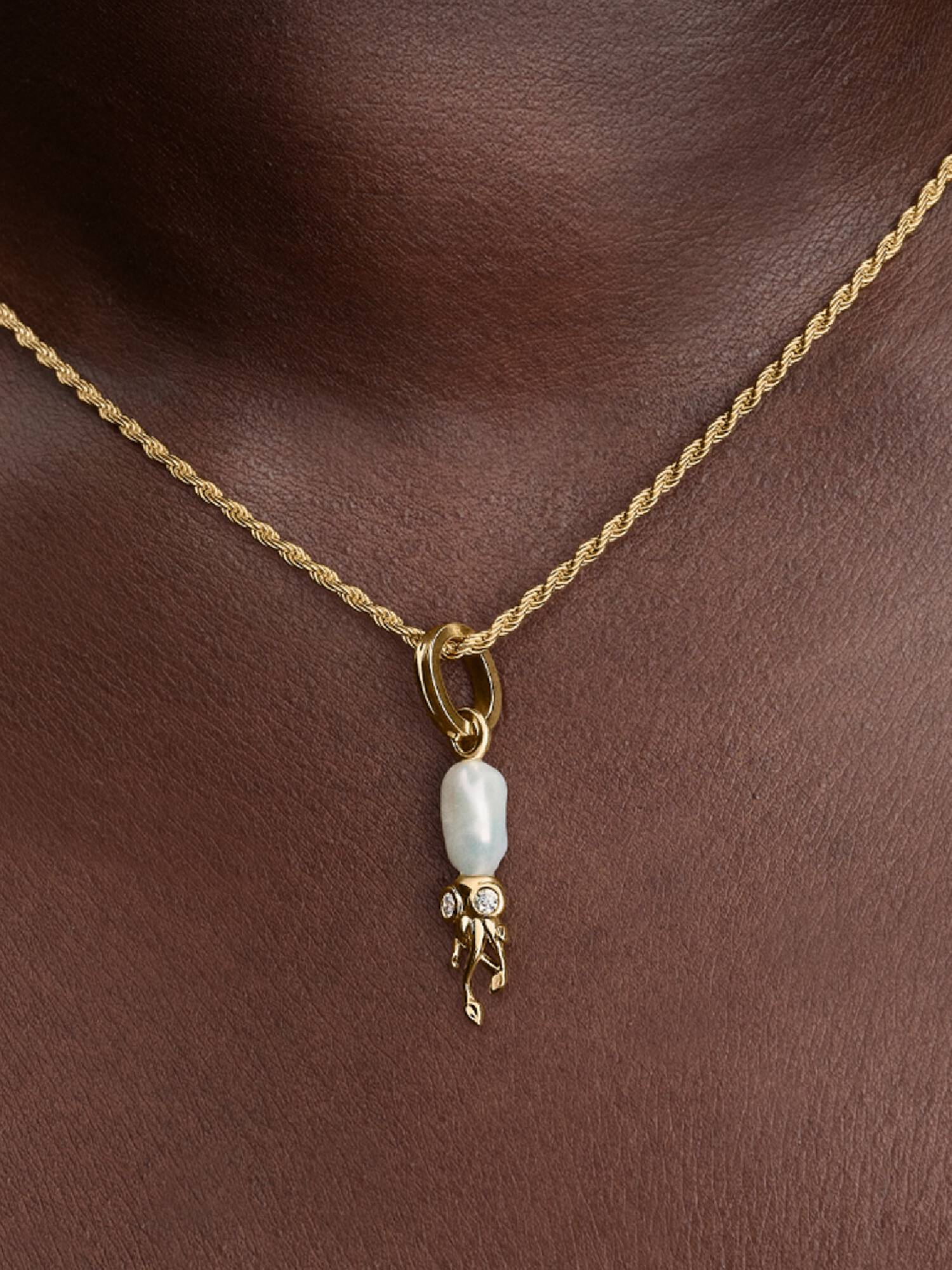Charm Pendant Calamar et Perle de Culture d’Eau Douce Traitée Baroque Doré