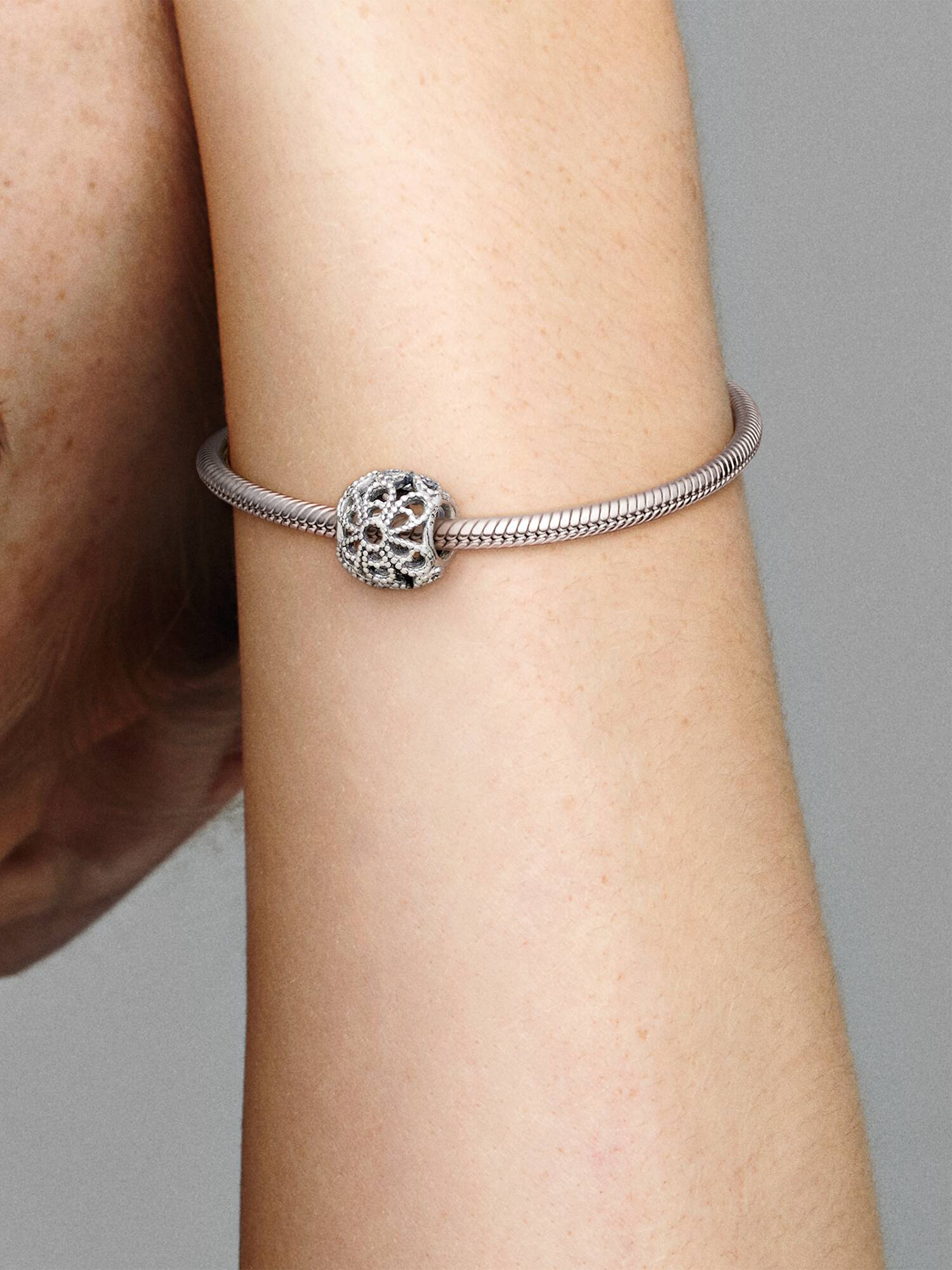Charm Fleur Ajouré Perlé
